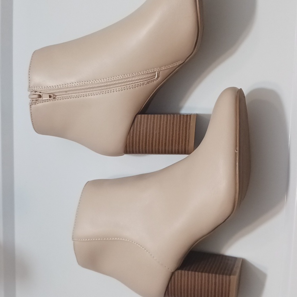 FIONI Clothing Beige Ankle Boots